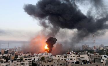 Israel bombardeia Gaza...