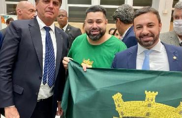 Kaká participa da visita do presidente Bolsonaro