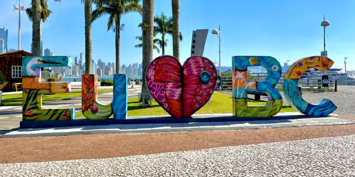 Letreiro turístico ganha arte urbana em Balneário Camboriú