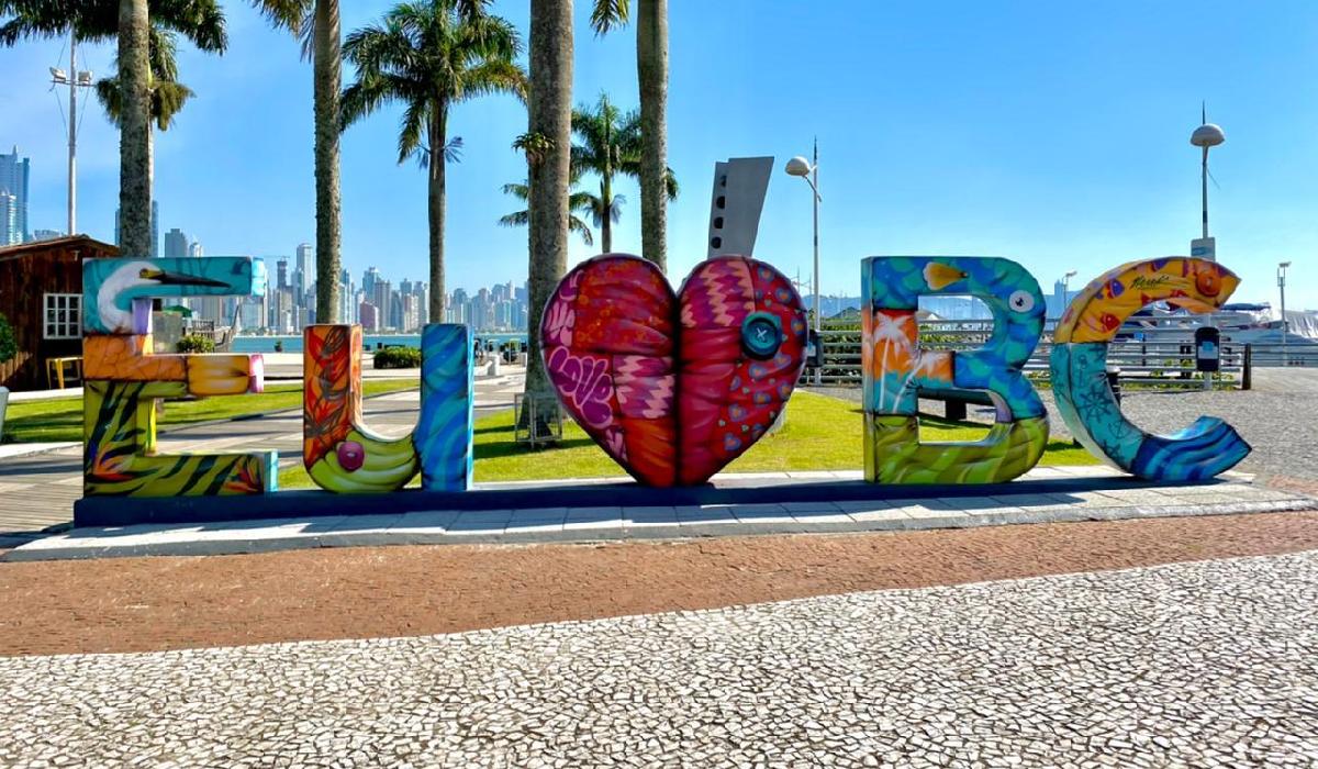 Letreiro turístico ganha arte urbana em Balneário Camboriú