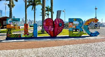 Letreiro turístico ganha arte urbana em Balneário Camboriú