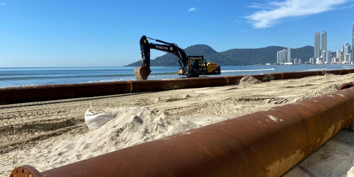 Linhas de tubos começam a ser levadas para o mar em Balneário Camboriú