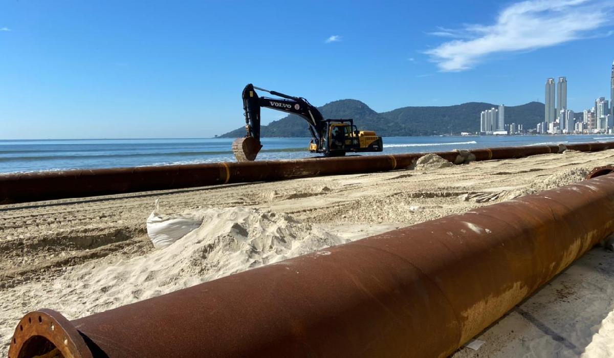 Linhas de tubos começam a ser levadas para o mar em Balneário Camboriú