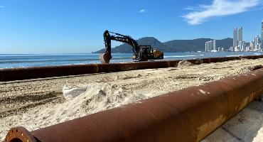 Linhas de tubos começam a ser levadas para o mar em Balneário Camboriú