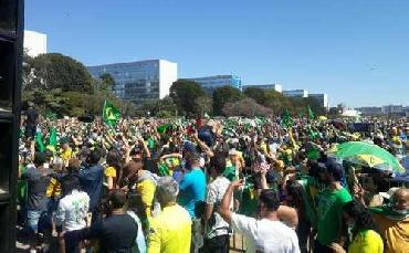 Manifestações pelo voto...