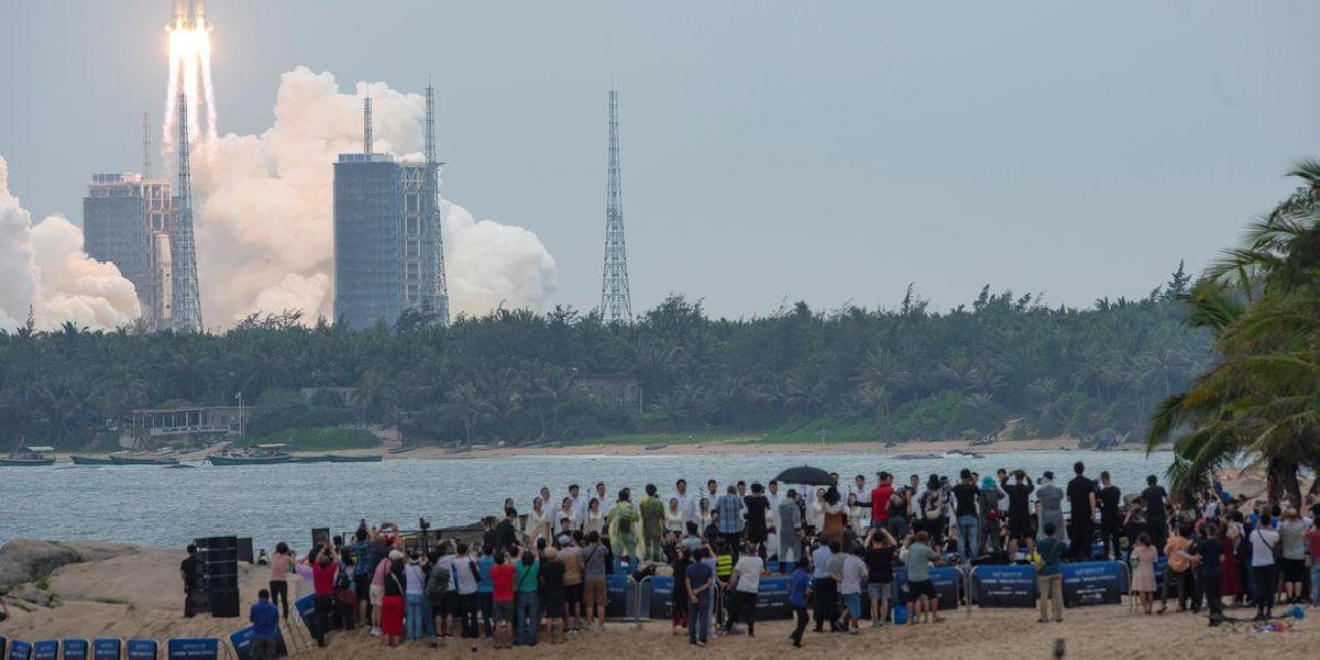 Nave chinesa com três astronautas acopla na nova estação espacial