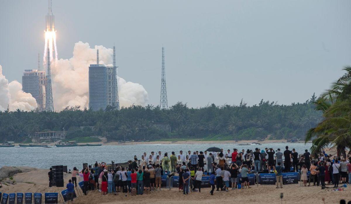 Nave chinesa com três astronautas acopla na nova estação espacial