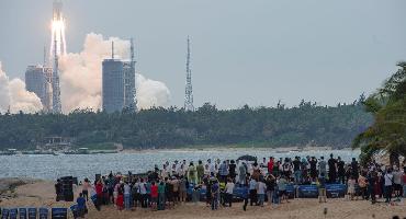 Nave chinesa com três astronautas acopla na nova estação espacial