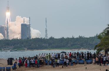 Nave chinesa com três astronautas acopla na nova estação espacial