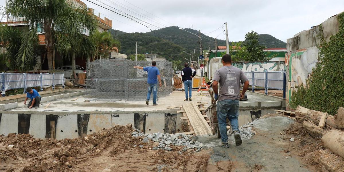 Obra em uma das pontes do Rio das Ostras segue para etapa final