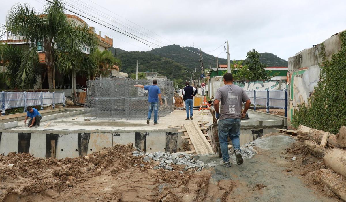 Obra em uma das pontes do Rio das Ostras segue para etapa final