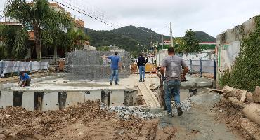 Obra em uma das pontes do Rio das Ostras segue para etapa final