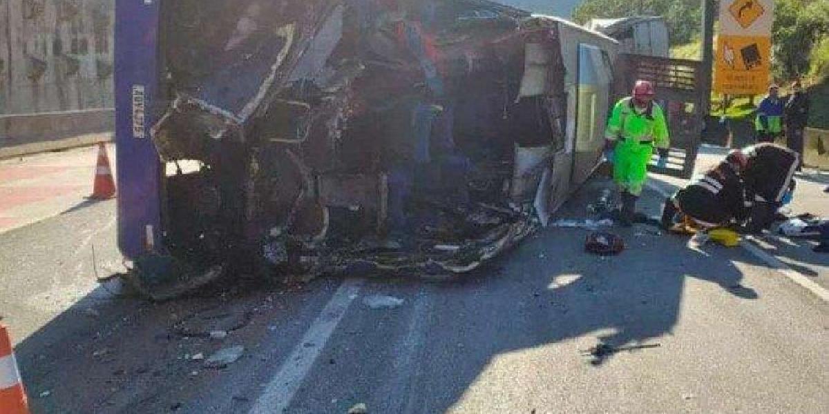 Ônibus com time de Futsal tomba, mata duas pessoas e fere 20