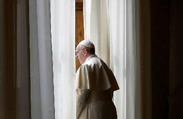 Papa está caminhando e se alimentando, diz Vaticano