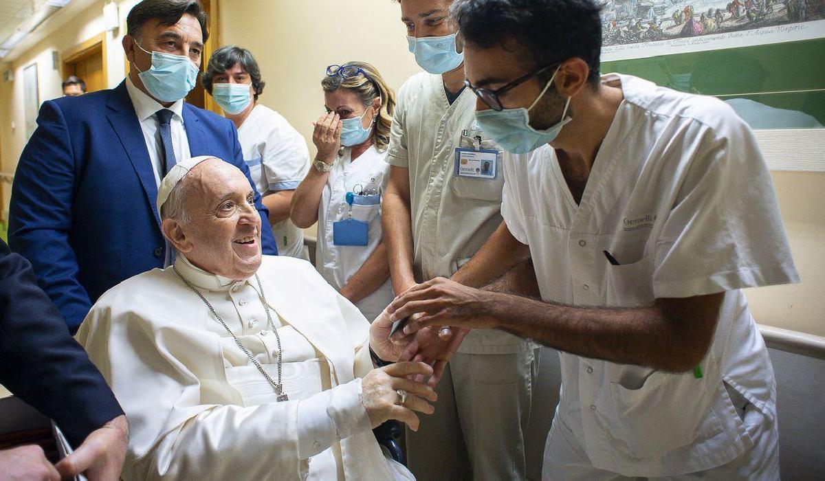 Papa Francisco ficará no hospital por mais alguns dias, diz Vaticano