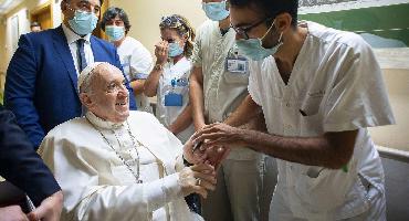 Papa Francisco ficará no hospital por mais alguns dias, diz Vaticano