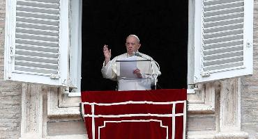 Papa Francisco passa por cirurgia e reage bem a procedimento