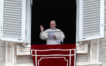 Papa Francisco passa...