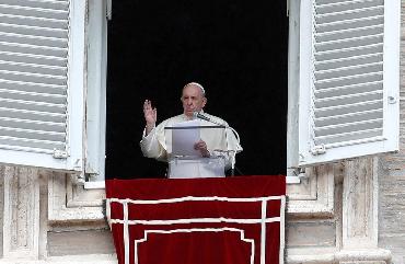 Papa Francisco passa por cirurgia e reage bem a procedimento