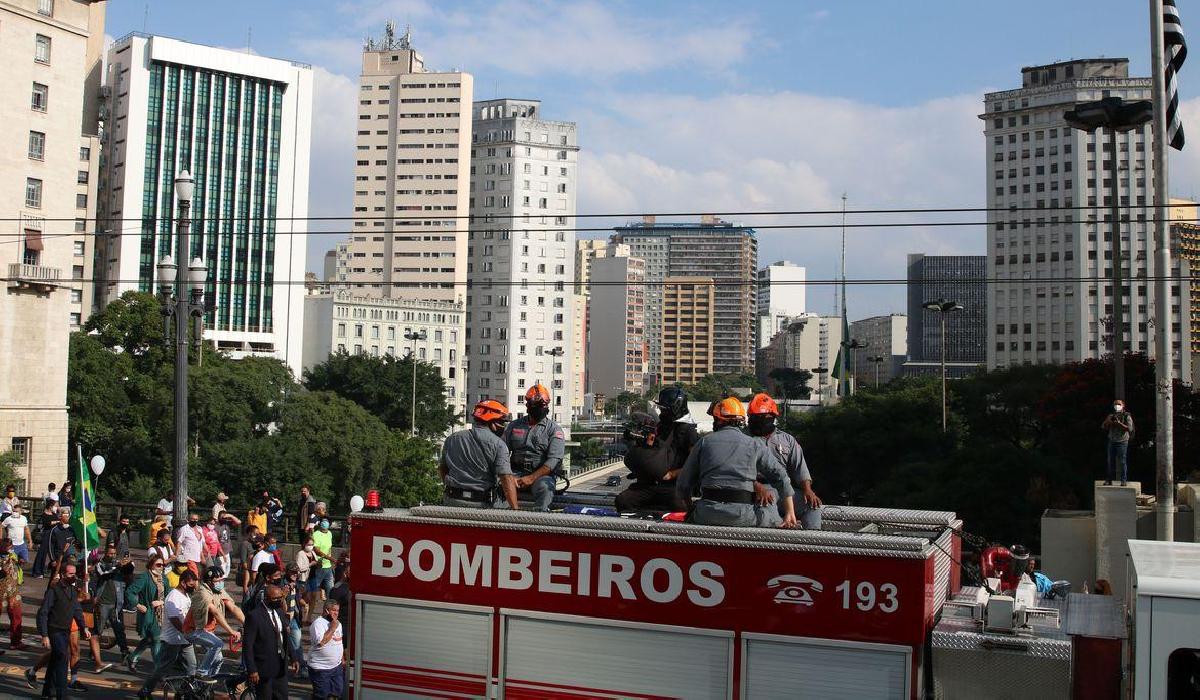 Parentes, amigos e apoiadores se despedem de Bruno Covas