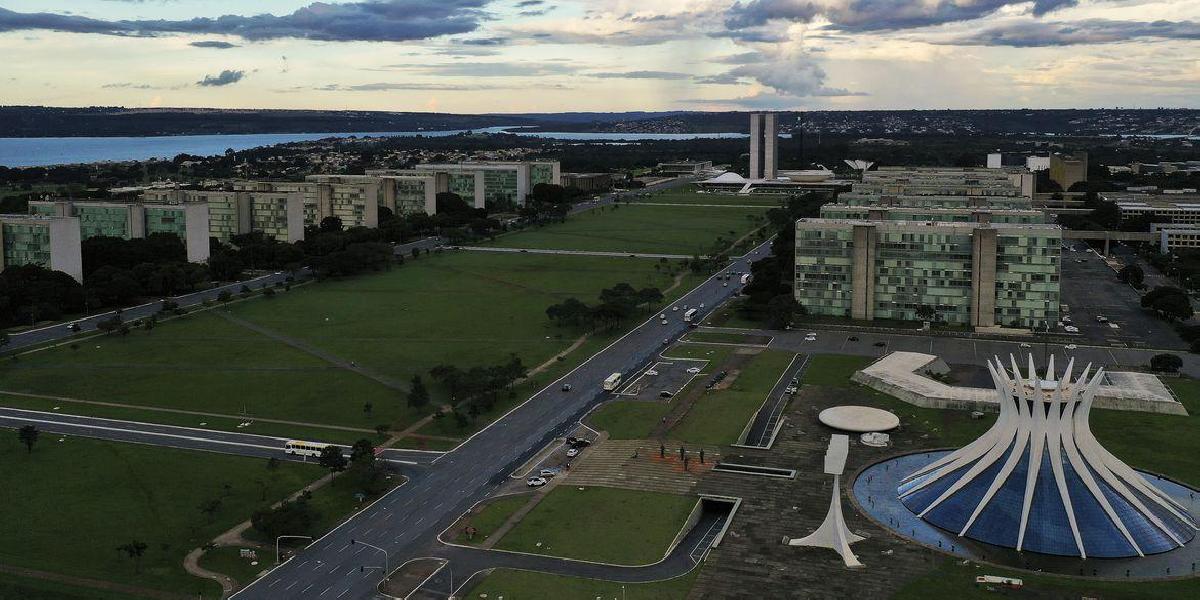 Pedido de vista adia votação da PEC da reforma administrativa na CCJ