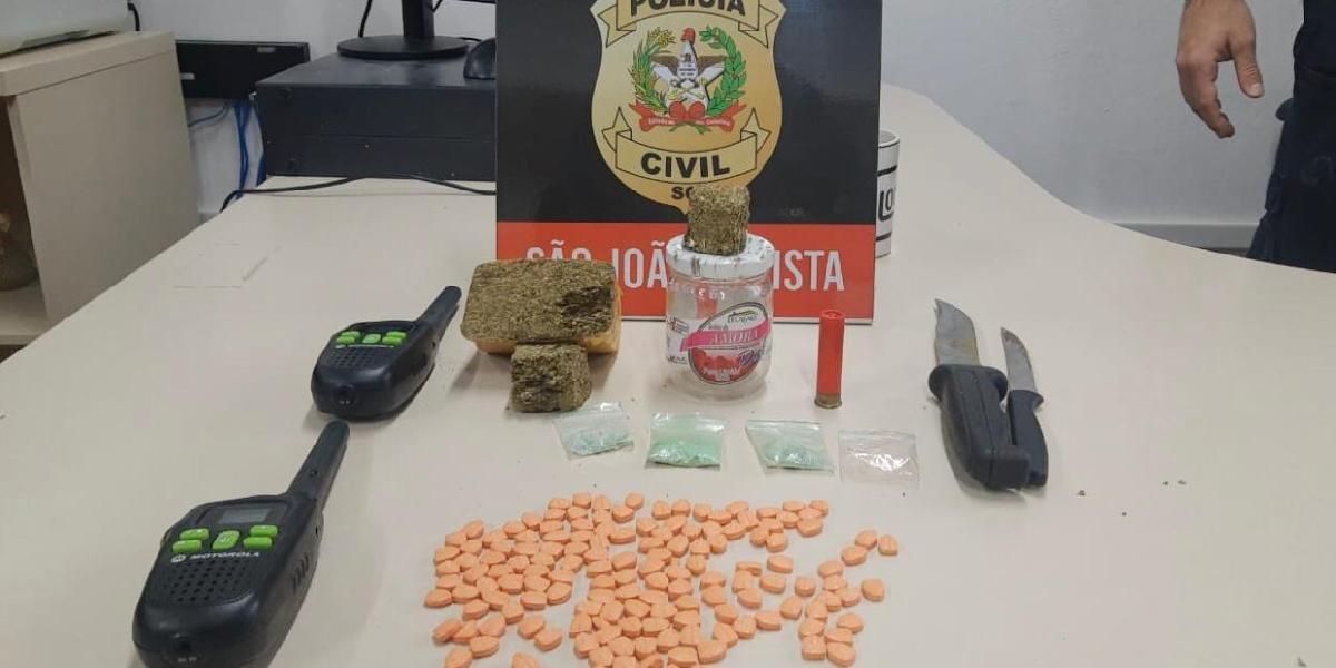 Polícia Civil cumpre busca, apreende ecstasy e faz prisão