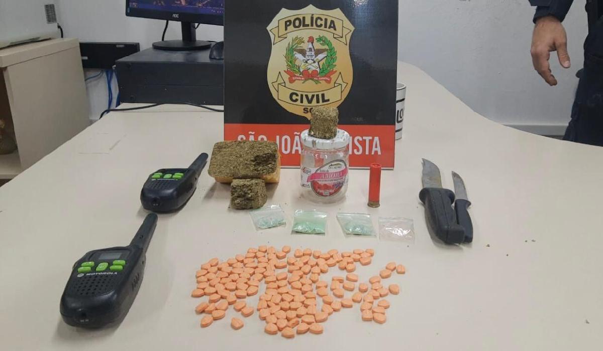 Polícia Civil cumpre busca, apreende ecstasy e faz prisão