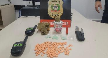 Polícia Civil cumpre busca, apreende ecstasy e faz prisão