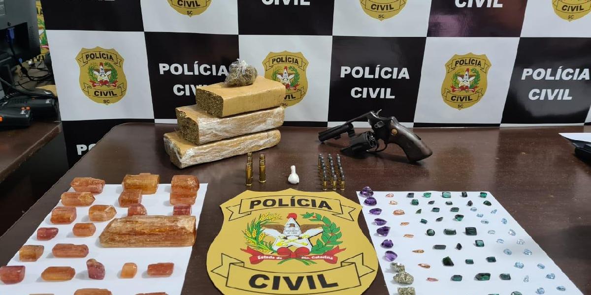 Polícia faz prisão e apreende arma, munições, drogas e pedras preciosas