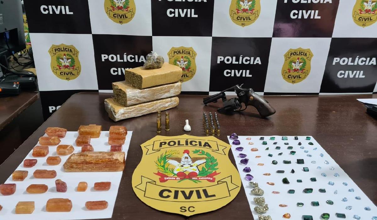 Polícia faz prisão e apreende arma, munições, drogas e pedras preciosas