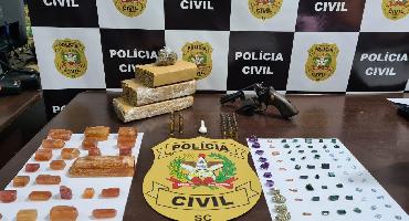 Polícia faz prisão e apreende arma, munições, drogas e pedras preciosas