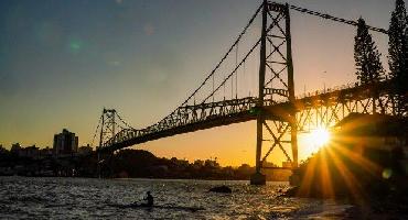 Ponte Hercílio Luz completa 95 anos