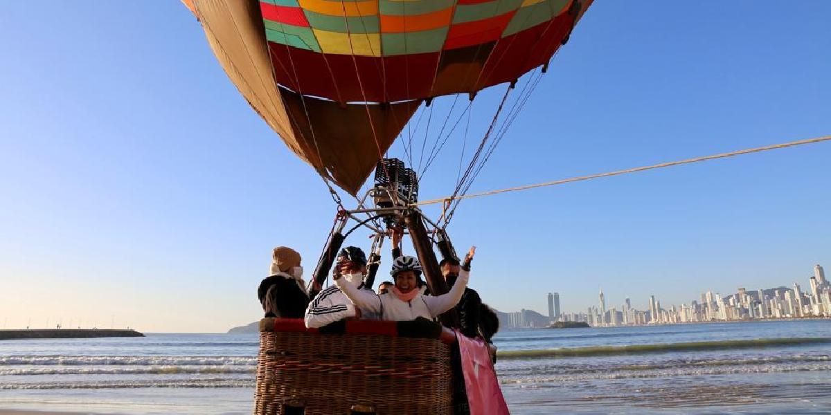 Profissionais de saúde fazem voo de balão em Balneário Camboriú