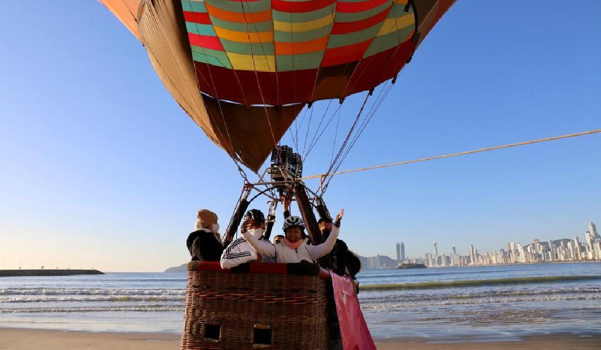 Profissionais de saúde fazem voo de balão em Balneário Camboriú