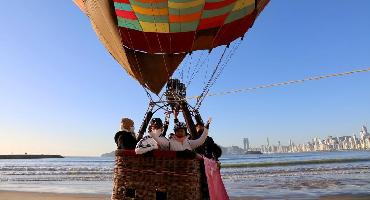 Profissionais de saúde fazem voo de balão em Balneário Camboriú