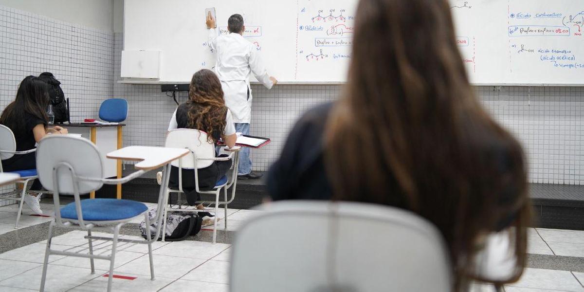 Quatro em dez alunos pensaram em parar os estudos devido à pandemia