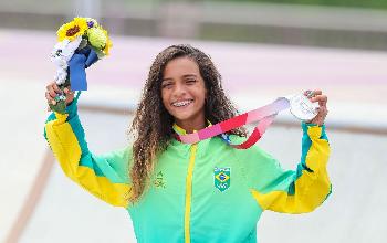 Rayssa Leal, a Fadinha, fatura prata no skate street em Tóquio 2020