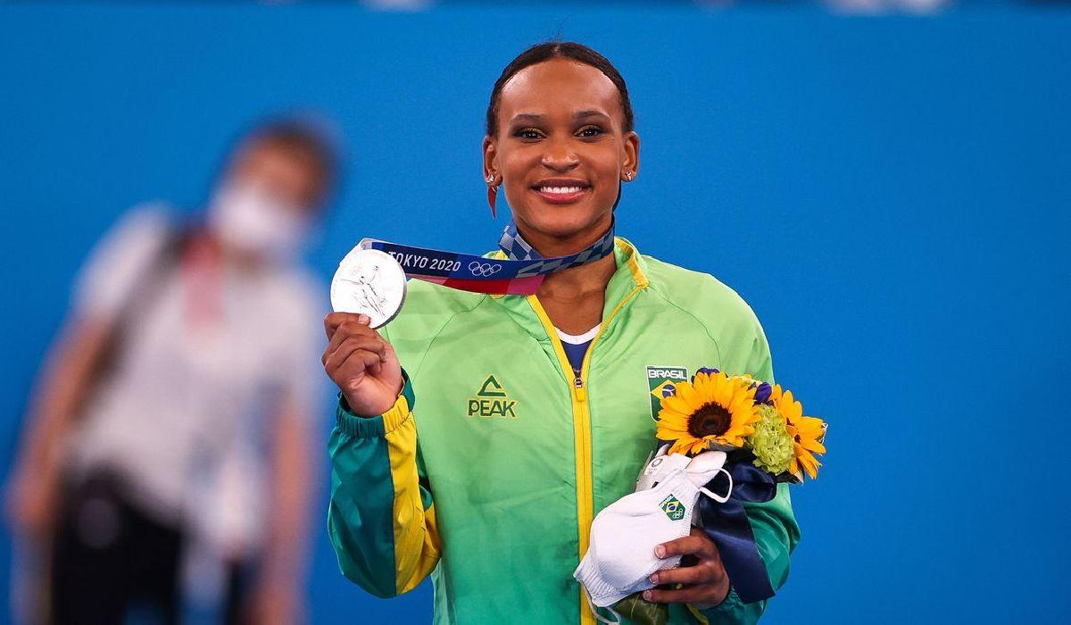 Rebeca Andrade fatura prata, 1ª medalha na ginástica feminina do país