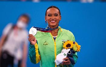 Rebeca Andrade fatura prata, 1ª medalha na ginástica feminina do país