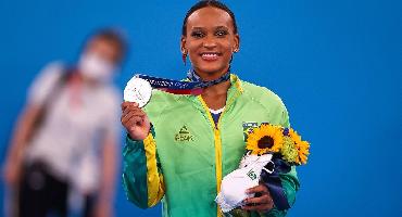 Rebeca Andrade fatura prata, 1ª medalha na ginástica feminina do país