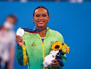 Rebeca Andrade fatura prata, 1ª medalha na ginástica feminina do país