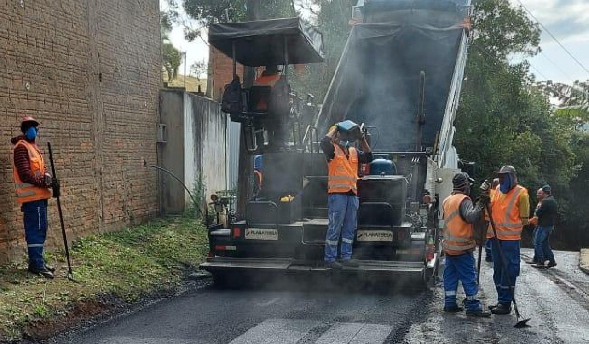 Rua Pedras Brancas recebe requalificação asfáltica nesta quinta-feira