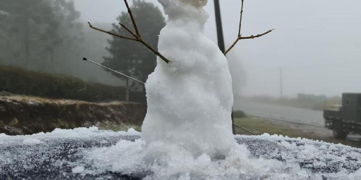 Segunda-feira começa com neve no Planto Sul de Santa Catarina