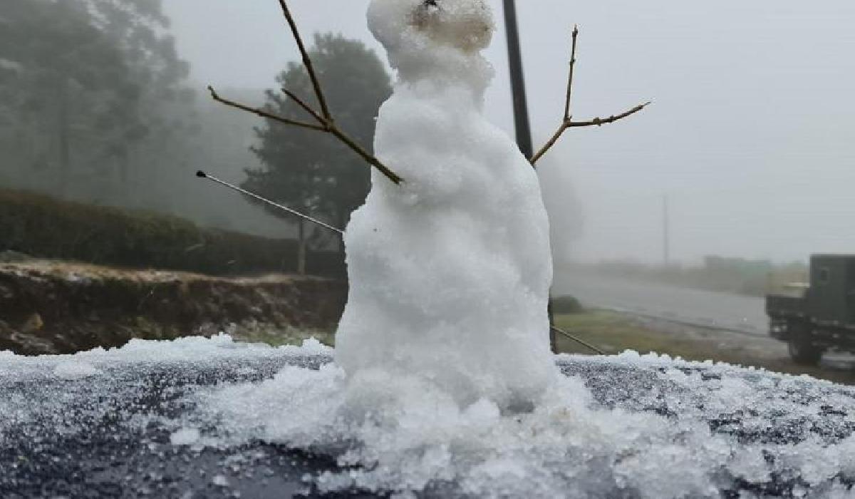 Segunda-feira começa com neve no Planto Sul de Santa Catarina