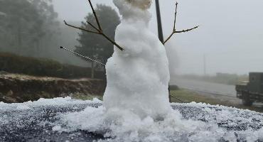 Segunda-feira começa com neve no Planto Sul de Santa Catarina