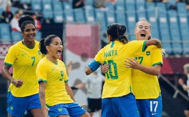 Seleção feminina goleia...