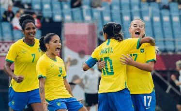 Seleção feminina goleia...