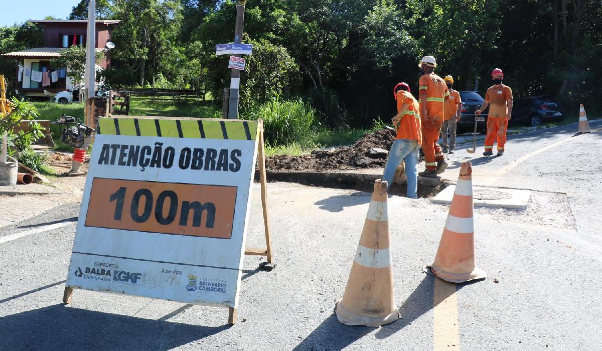 Serviço da Emasa deixa trânsito interrompido na Rua Dom Afonso