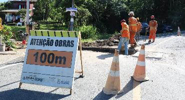 Serviço da Emasa deixa trânsito interrompido na Rua Dom Afonso