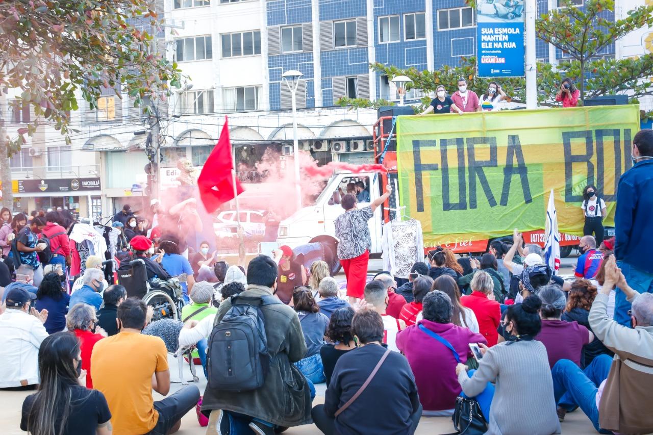 Balneário Camboriú : População toma a praça contra Bolsonaro